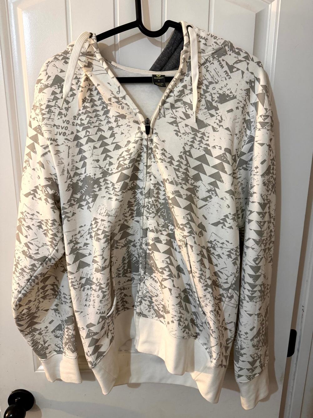 Xersion Men's Medium Zip-Up Hoodie Graphic Geometric Abstract Pattern Gray White